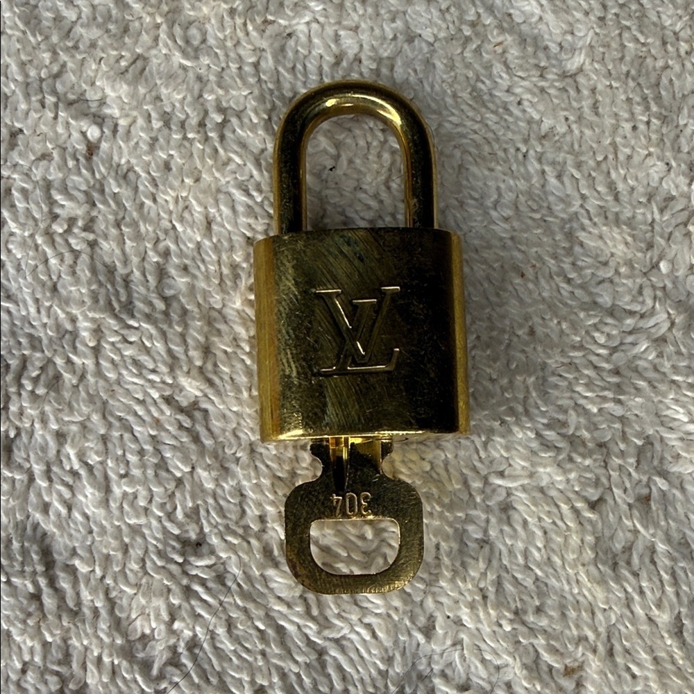 Louis Vuitton Brass '304' Padlock in Goldtone with Goldtone Key [2B]